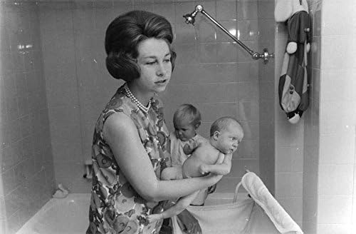 Foto vintage da princesa Sophia dando banho para seus bebês.