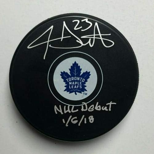 Travis Dermott assinou o Toronto Maple Leafs Hockey Puck NHL estreia PSA AF36492 - Pucks autografados da NHL