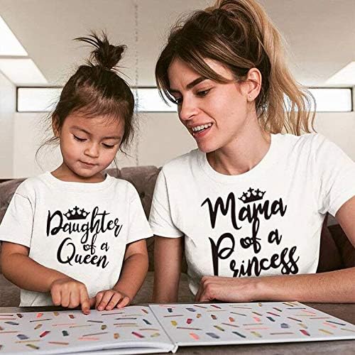 Mãe e filha de boneca de cabodas combinando camisetas conjuntos de mamãe e menina de menina e mulher