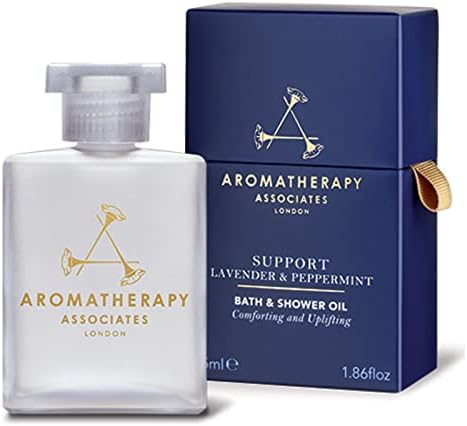 Os associados de aromaterapia apóiam o banheiro e o peppermint e o óleo de banho. Óleo de banho luxuoso para
