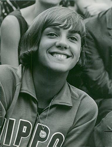 Foto vintage do jovem Christine Kiki Caron sorrindo.