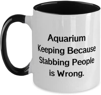 A manutenção do aquário porque esfaquear as pessoas está errado. Caneca de dois tons de 11 onças,