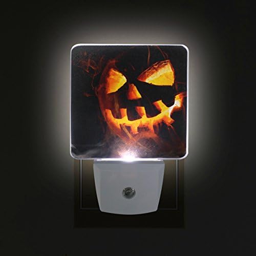 Naanle Conjunto de 2 Scary Halloween Pumpkin Old Jack-O-Lantern no fundo preto Sensor automático Dusk Led Dusk