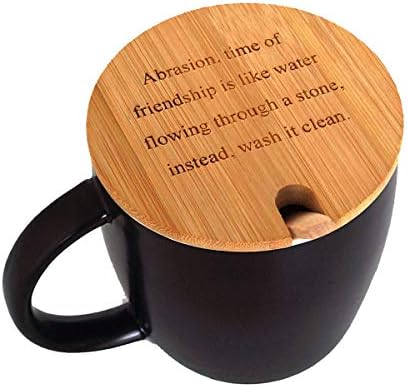 Aguarde canecas personalizadas de xícara de café em cerâmica preta com tampa de bambu gravada com colher