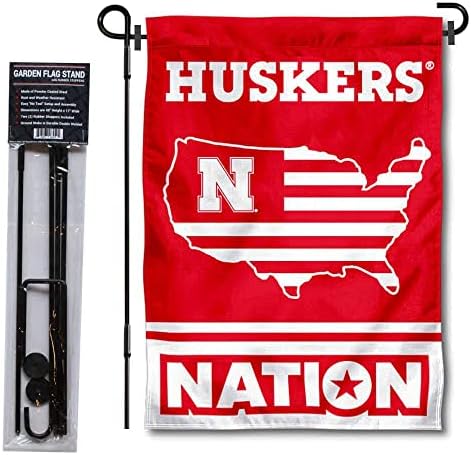 Bandeira do jardim de Nebraska Huskers com as estrelas e listras do país dos EUA e o conjunto de poste de