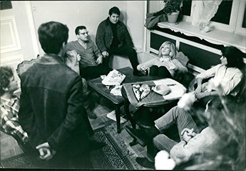 Foto vintage de Sylvie Vartan com seus amigos, conversando.