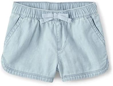 A casa das crianças, meninas e crianças, puxam shorts jeans