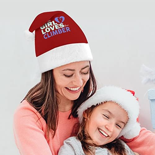 Girl adora alpinista de chapéu de natal de Natal e bonitos chapéus de Papai Noel com borda de pelúcia