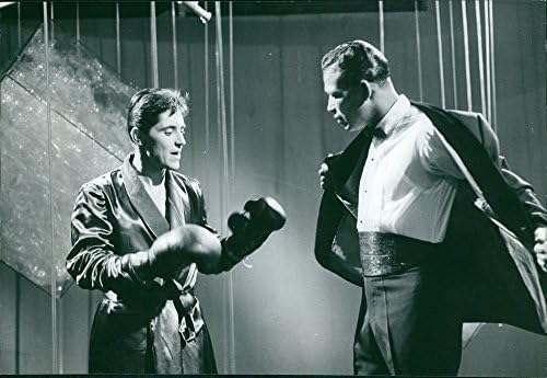 Foto vintage de Sacha Distel com luvas de boxe e Sugar Ray Robinson, 1963